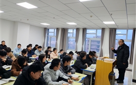 校長(zhǎng)李海軍深入聯(lián)系班級(jí)、宿舍、課堂與學(xué)生談?chuàng)?dāng)、話(huà)成長(zhǎng)