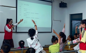 青春三下鄉(xiāng)∣童語同音  共筑未來——“聲潤?quán)l(xiāng)土”志愿服務團開展社區(qū)兒童推普特色活動